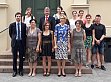 Franzsische Botschafterin (hier im blauen Kleid) mit Studierenden, Doktoranden und Lehrenden